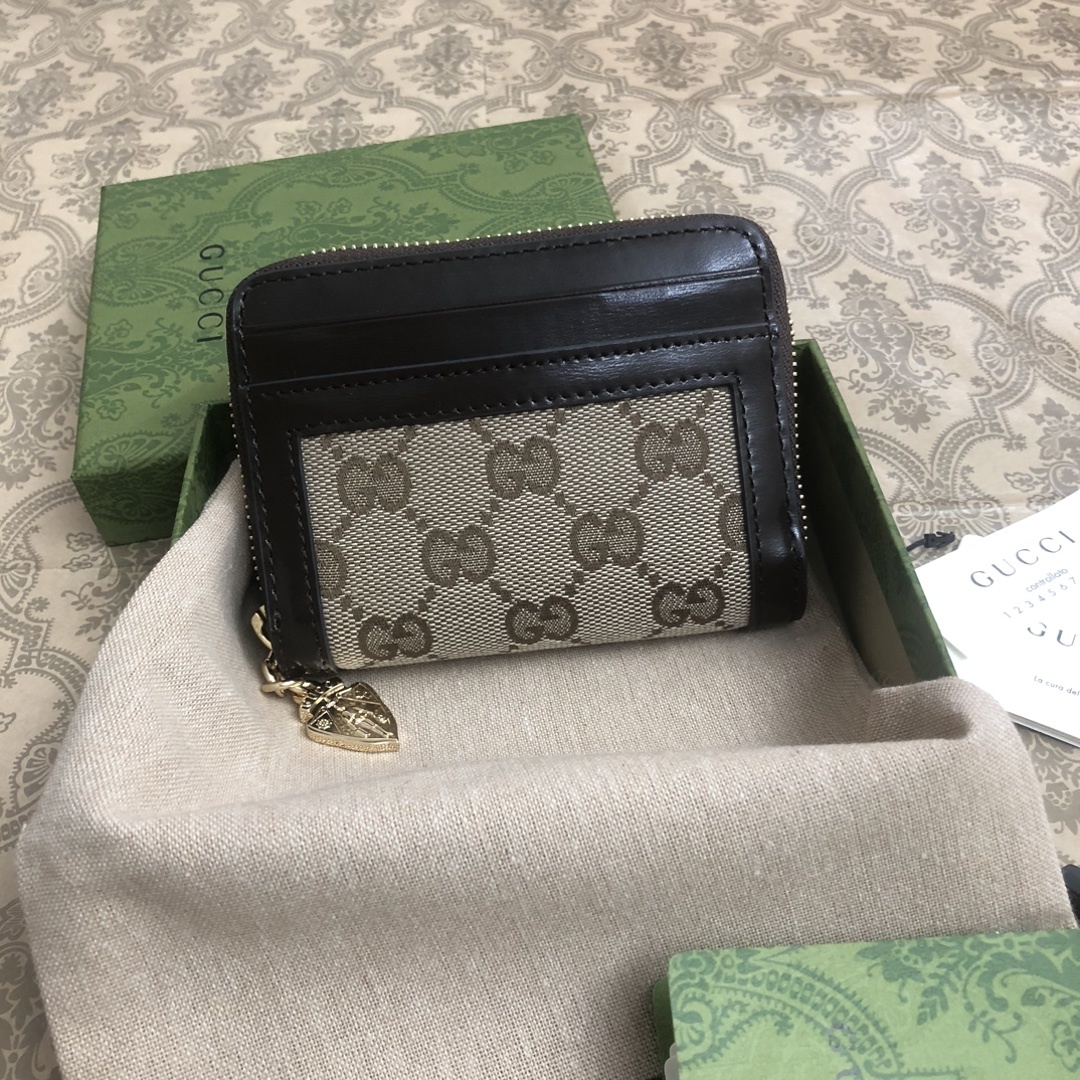 Gucci Luce系列包袋散发着浓郁的俏皮感和趣味感,“Luce”在意大利语中意为“光明”。Origi