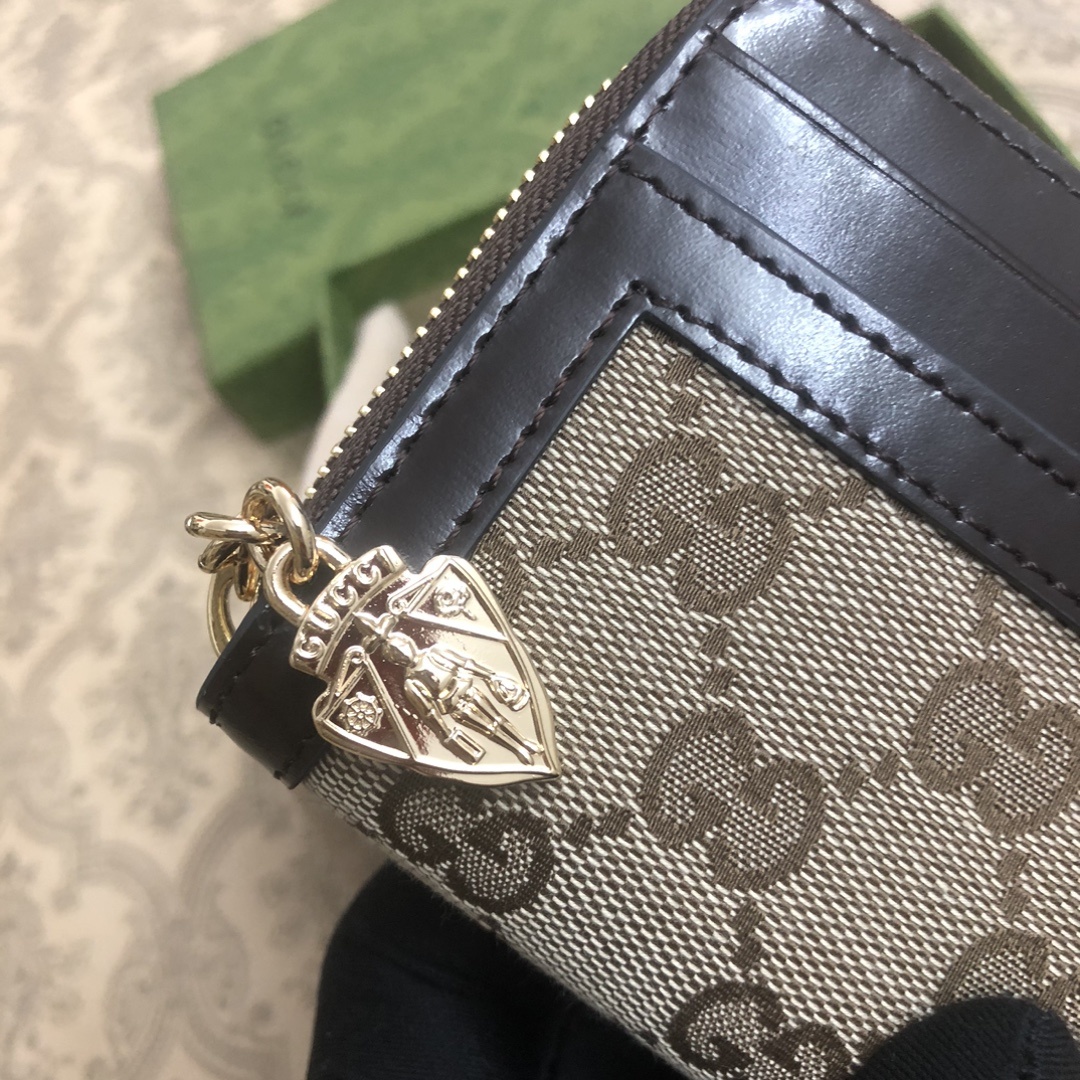Gucci Luce系列包袋散发着浓郁的俏皮感和趣味感,“Luce”在意大利语中意为“光明”。Origi