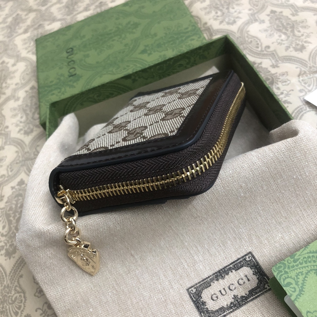 Gucci Luce系列包袋散发着浓郁的俏皮感和趣味感,“Luce”在意大利语中意为“光明”。Origi