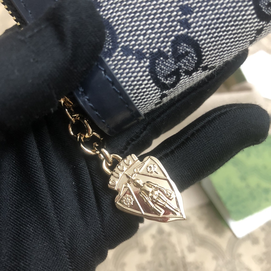 Gucci Luce系列包袋散发着浓郁的俏皮感和趣味感,“Luce”在意大利语中意为“光明”。Origi