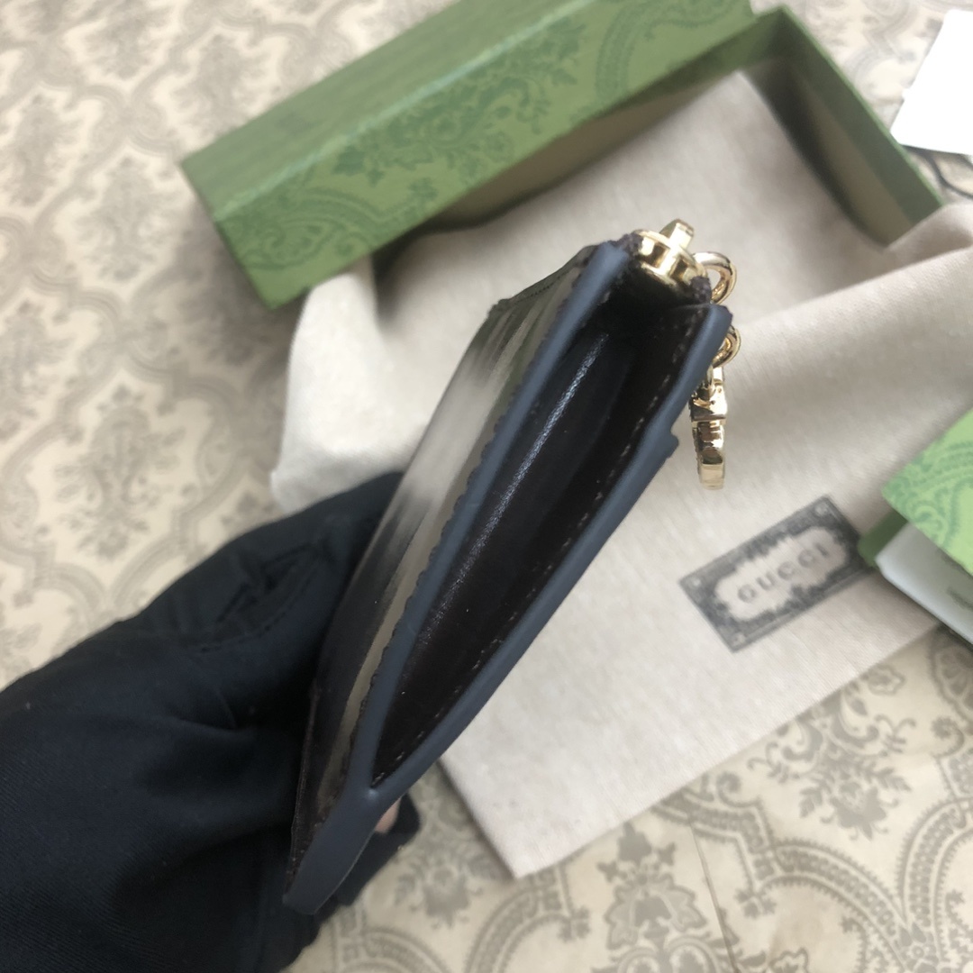 Gucci Luce系列包袋散发着浓郁的俏皮感和趣味感,“Luce”在意大利语中意为“光明”。Origi