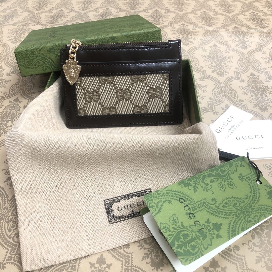 Gucci Luce系列包袋散发着浓郁的俏皮感和趣味感,“Luce”在意大利语中意为“光明”。Origi