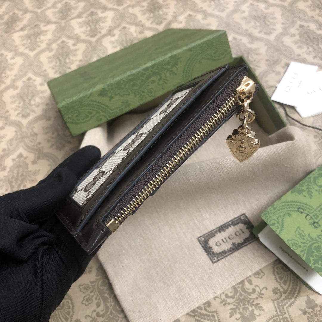 Gucci Luce系列包袋散发着浓郁的俏皮感和趣味感,“Luce”在意大利语中意为“光明”。Origi