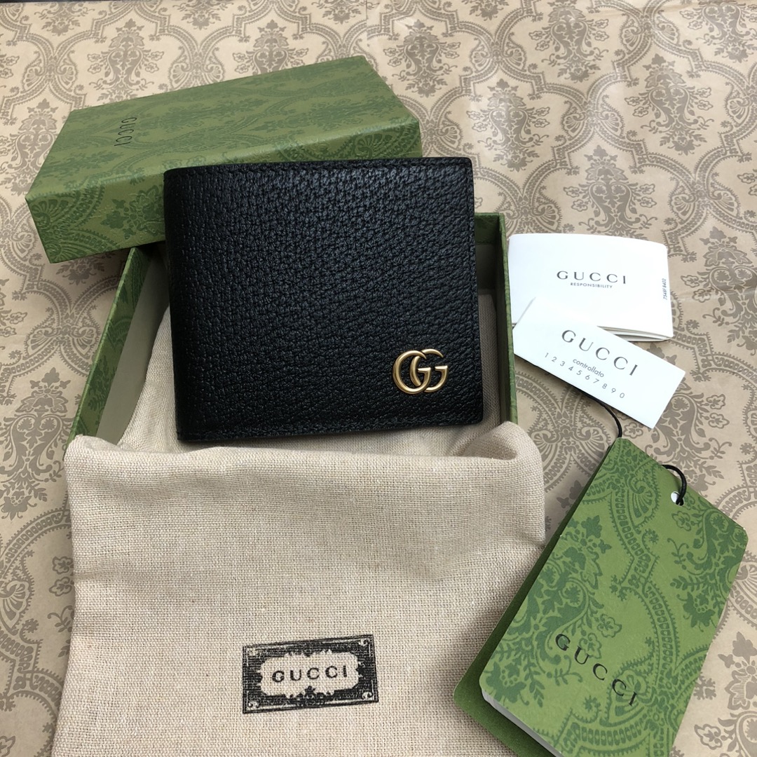 此款短钱包，配以醒目的标志性双 G 金属配件。采用热压小牛皮制作，以获得野猪猪皮效果，营造织纹外观。款号