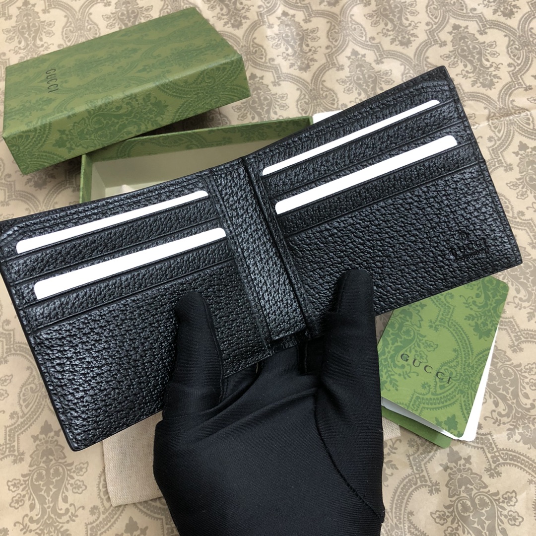 此款短钱包，配以醒目的标志性双 G 金属配件。采用热压小牛皮制作，以获得野猪猪皮效果，营造织纹外观。款号