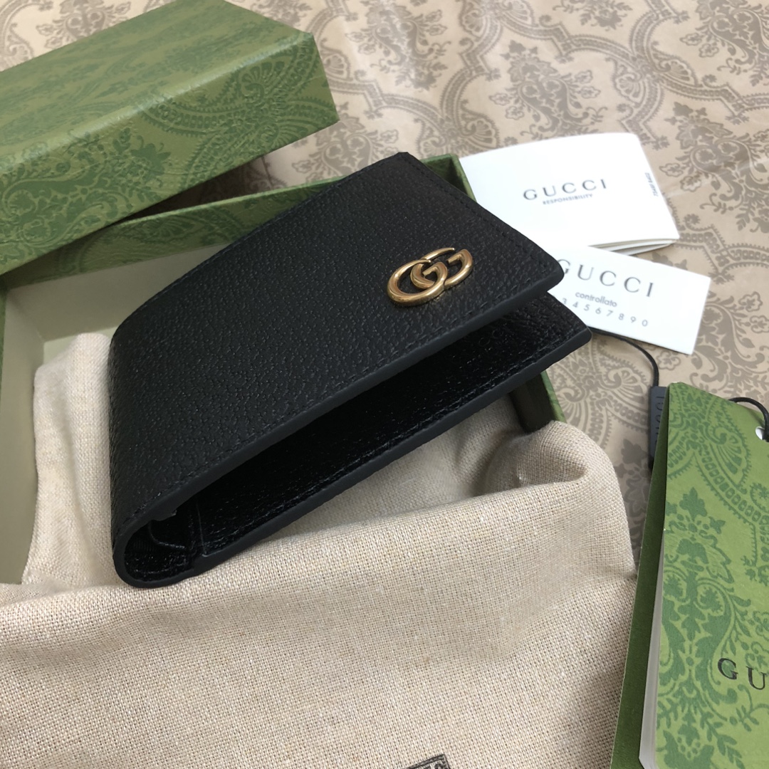 此款短钱包，配以醒目的标志性双 G 金属配件。采用热压小牛皮制作，以获得野猪猪皮效果，营造织纹外观。款号