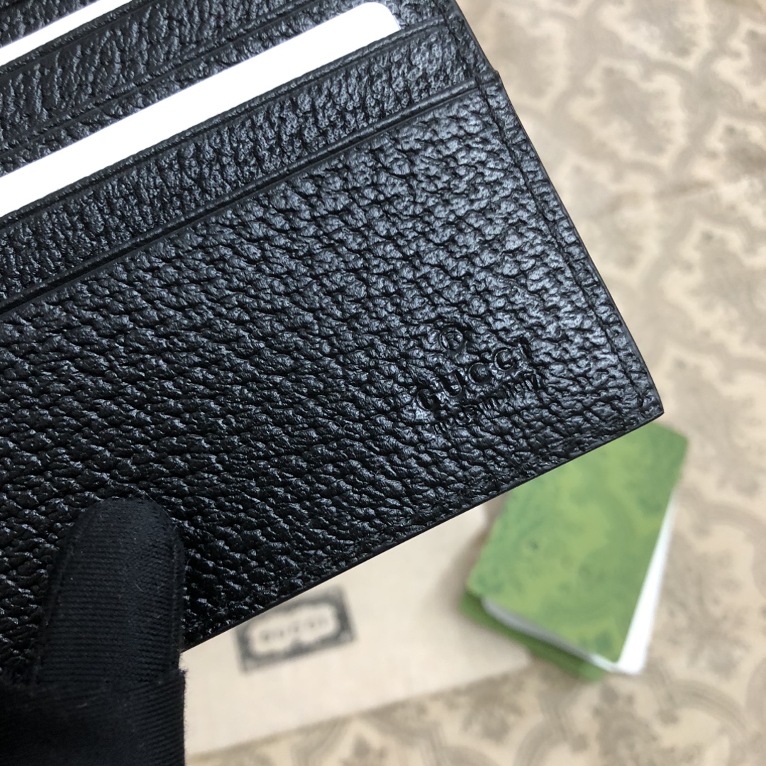 此款短钱包，配以醒目的标志性双 G 金属配件。采用热压小牛皮制作，以获得野猪猪皮效果，营造织纹外观。款号