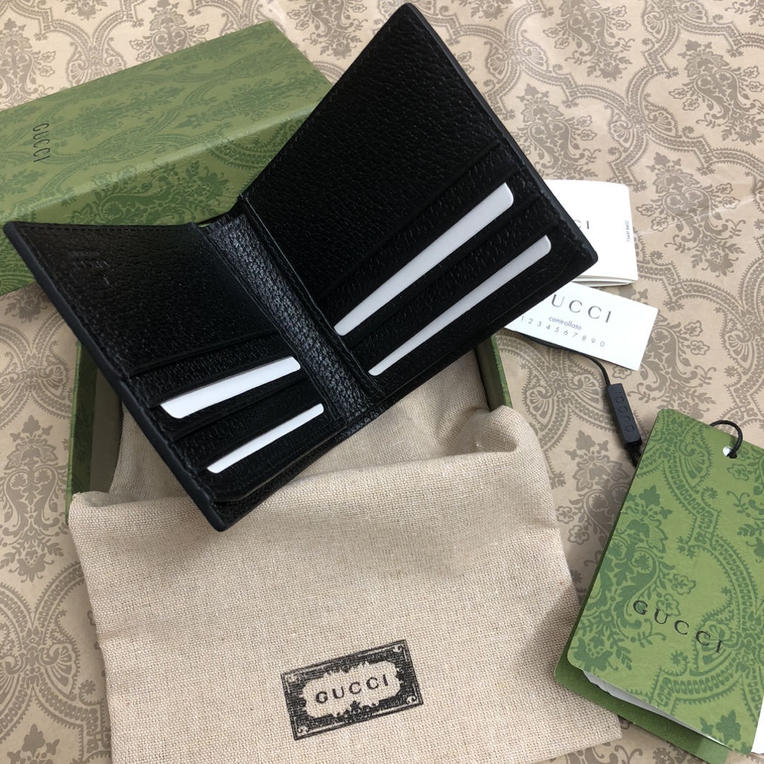 此款短钱包，配以醒目的标志性双 G 金属配件。采用热压小牛皮制作，以获得野猪猪皮效果，营造织纹外观。款号