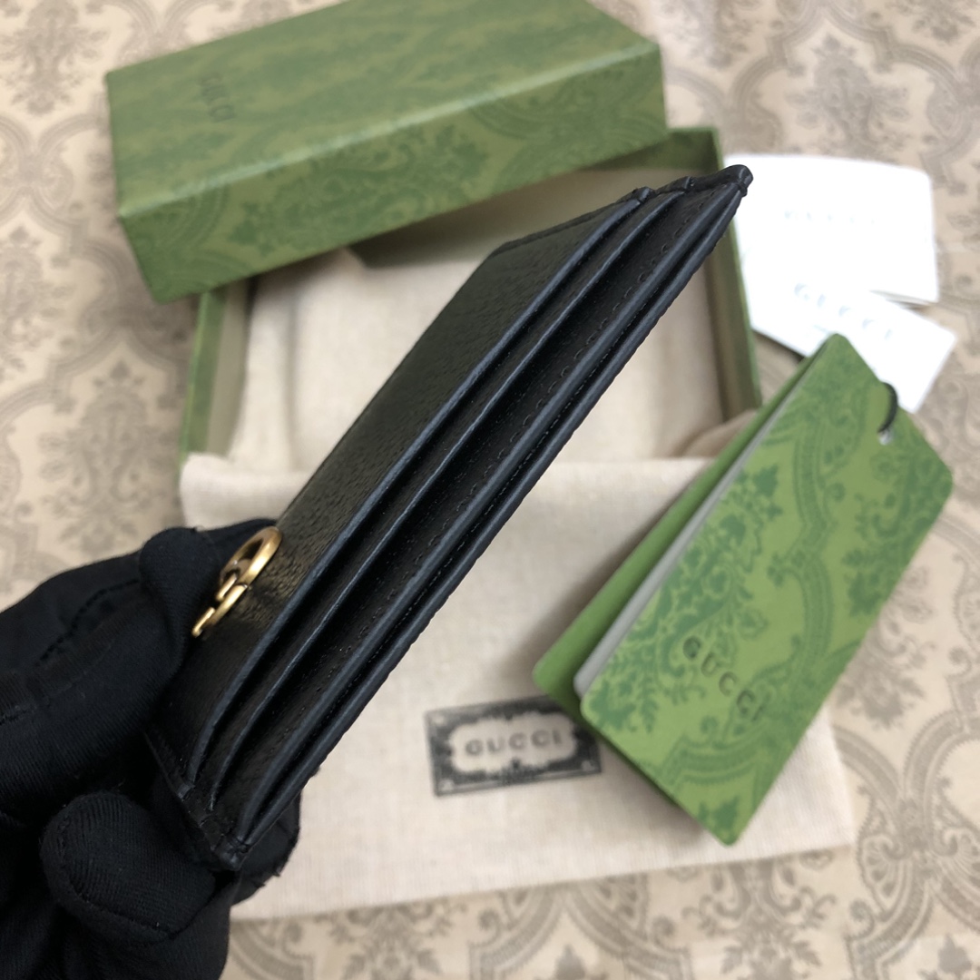 此款小卡片包，配以醒目的标志性双 G 金属配件。采用热压小牛皮制作，以获得野猪猪皮效果，营造织纹外观。款