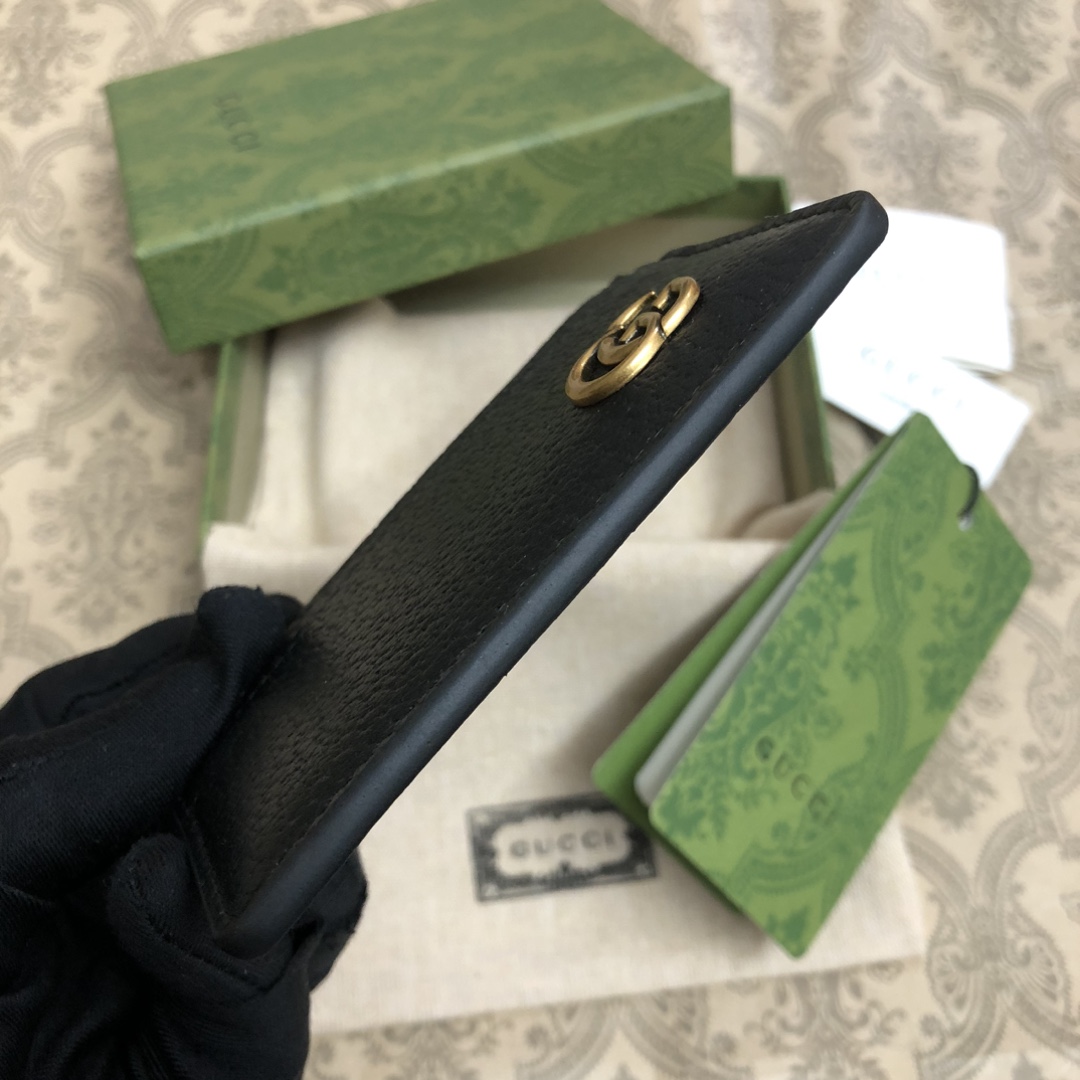 此款小卡片包，配以醒目的标志性双 G 金属配件。采用热压小牛皮制作，以获得野猪猪皮效果，营造织纹外观。款