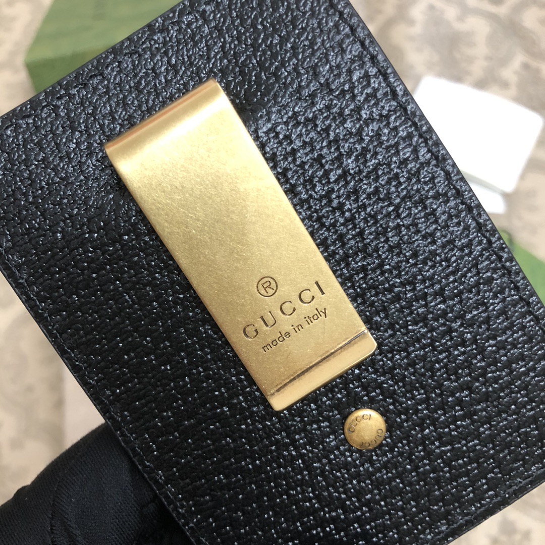 此款小卡片包，配以醒目的标志性双 G 金属配件。采用热压小牛皮制作，以获得野猪猪皮效果，营造织纹外观。款
