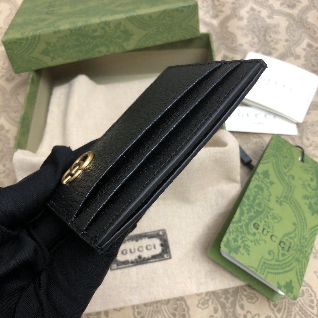 此款小卡片包，配以醒目的标志性双 G 金属配件。采用热压小牛皮制作，以获得野猪猪皮效果，营造织纹外观。款