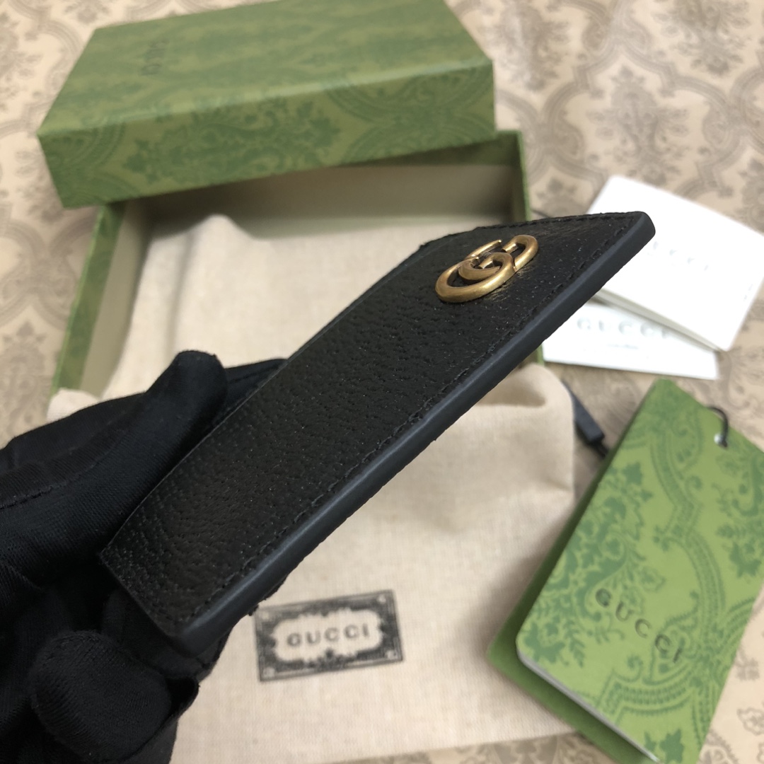 此款小卡片包，配以醒目的标志性双 G 金属配件。采用热压小牛皮制作，以获得野猪猪皮效果，营造织纹外观。款