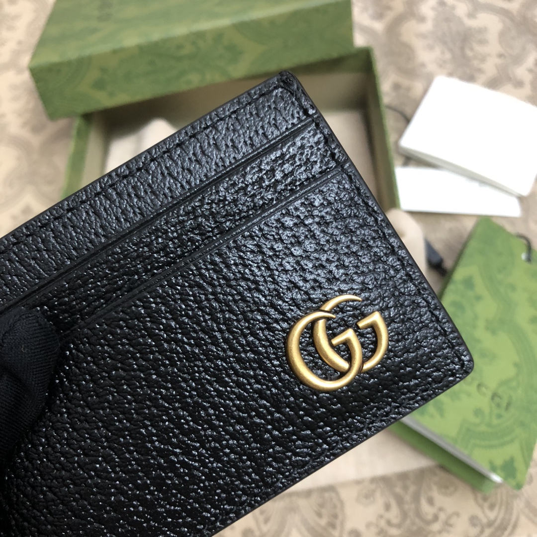 此款小卡片包，配以醒目的标志性双 G 金属配件。采用热压小牛皮制作，以获得野猪猪皮效果，营造织纹外观。款