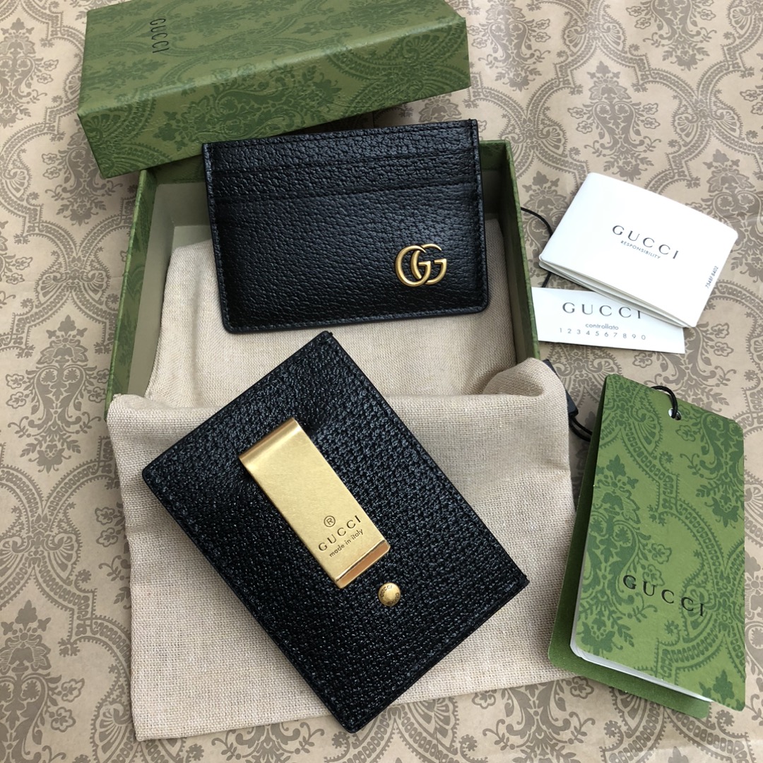 此款小卡片包，配以醒目的标志性双 G 金属配件。采用热压小牛皮制作，以获得野猪猪皮效果，营造织纹外观。款
