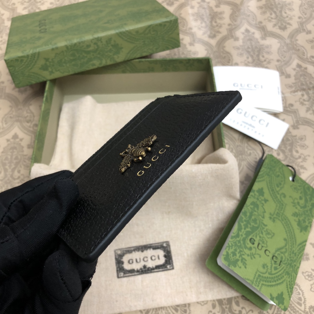 隶属Animalier系列，皮革小卡片夹饰有别致的金属蜜蜂细节。蜜蜂是品牌的经典元素，1970年代首次在