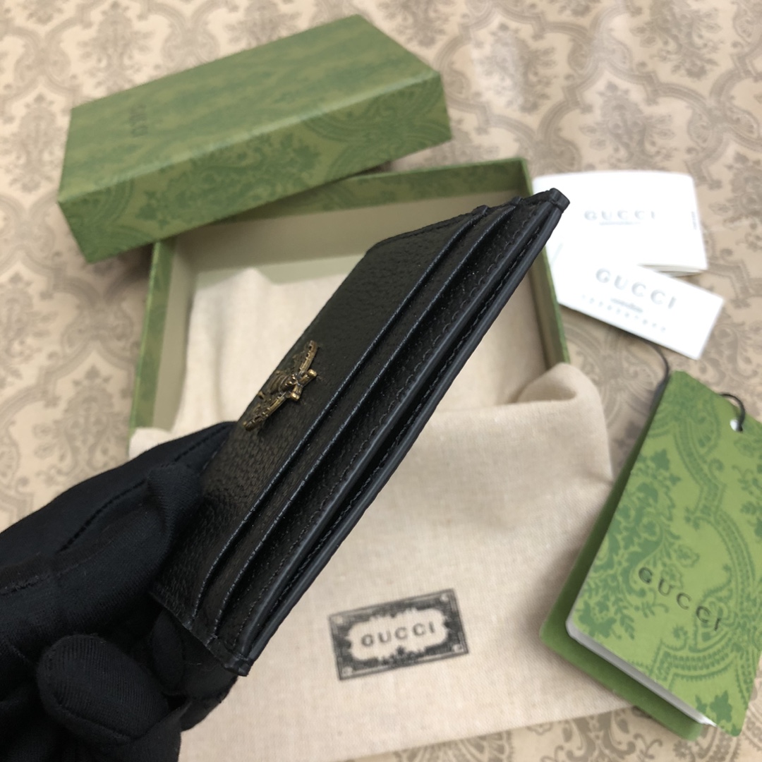隶属Animalier系列，皮革小卡片夹饰有别致的金属蜜蜂细节。蜜蜂是品牌的经典元素，1970年代首次在