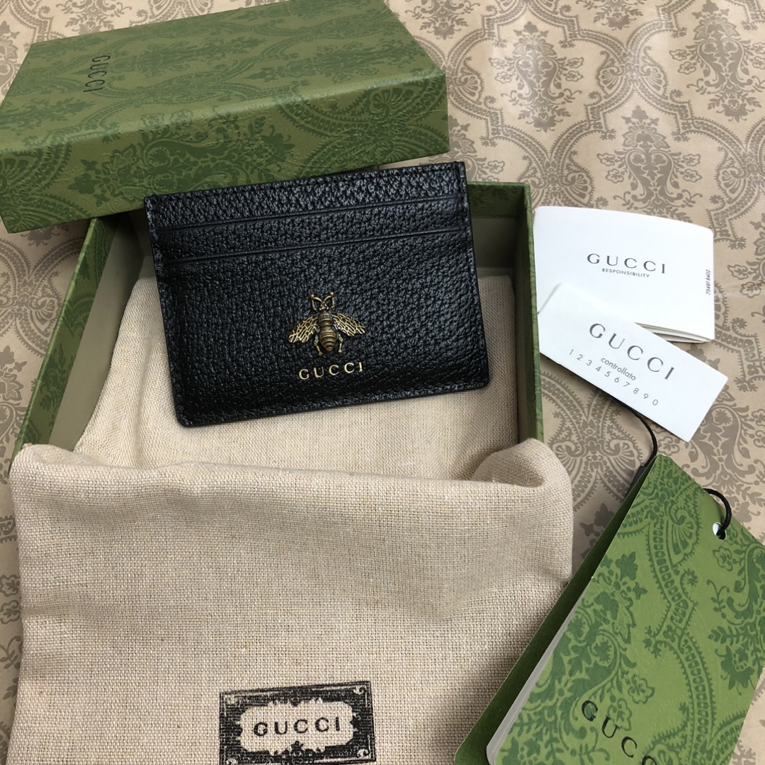 隶属Animalier系列，皮革小卡片夹饰有别致的金属蜜蜂细节。蜜蜂是品牌的经典元素，1970年代首次在