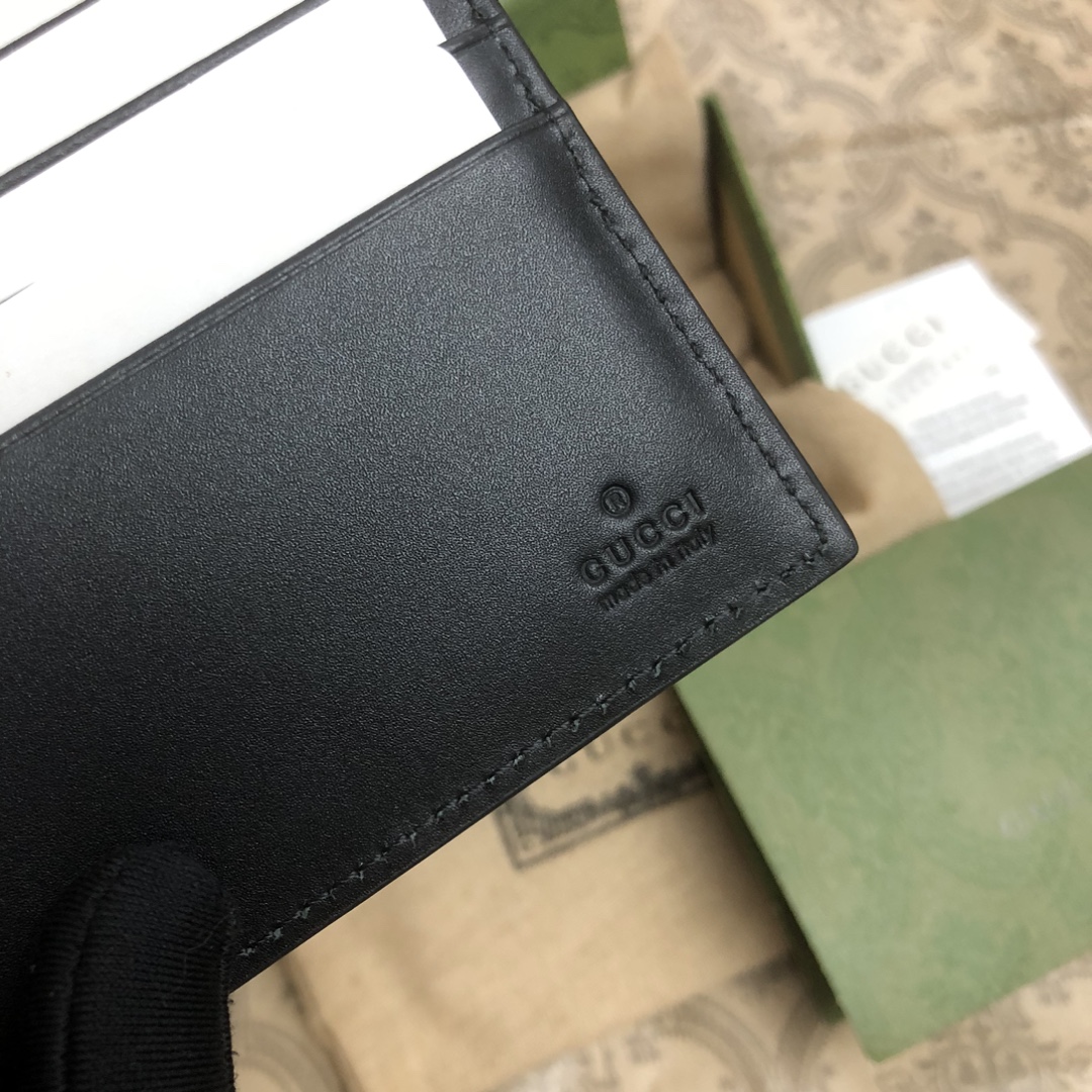 采用进口牛皮热压印花精制而成的短夹，再饰以新颖GG五金，时尚之选。实物拍摄。款号： 尺寸:11x9cm