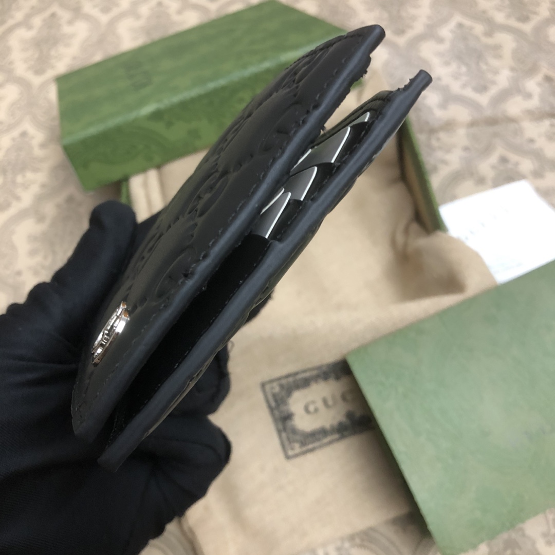 采用进口牛皮热压印花精制而成的短夹，再饰以新颖GG五金，时尚之选。实物拍摄。款号： 尺寸:11x9cm