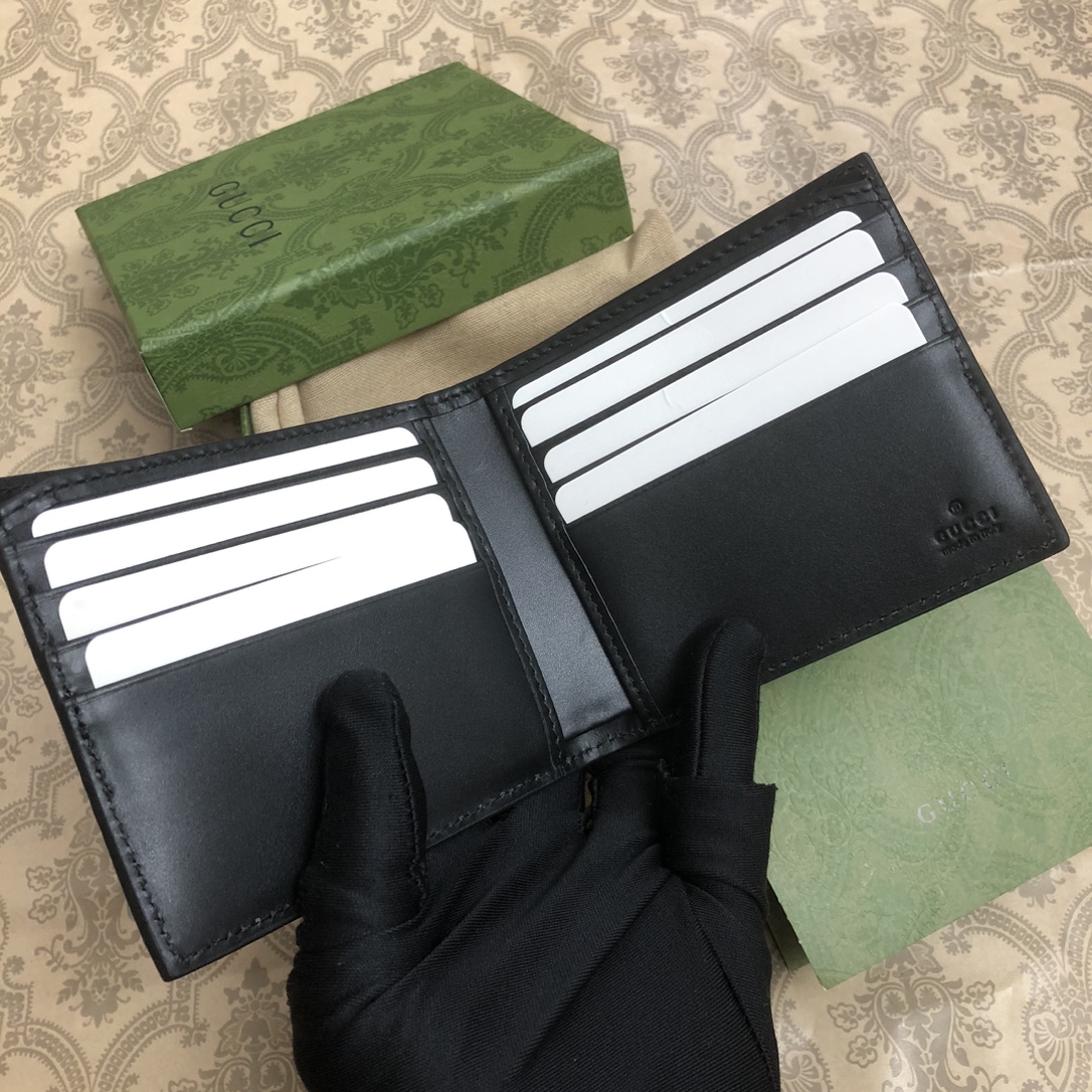 采用进口牛皮热压印花精制而成的短夹，再饰以新颖GG五金，时尚之选。实物拍摄。款号： 尺寸:11x9cm