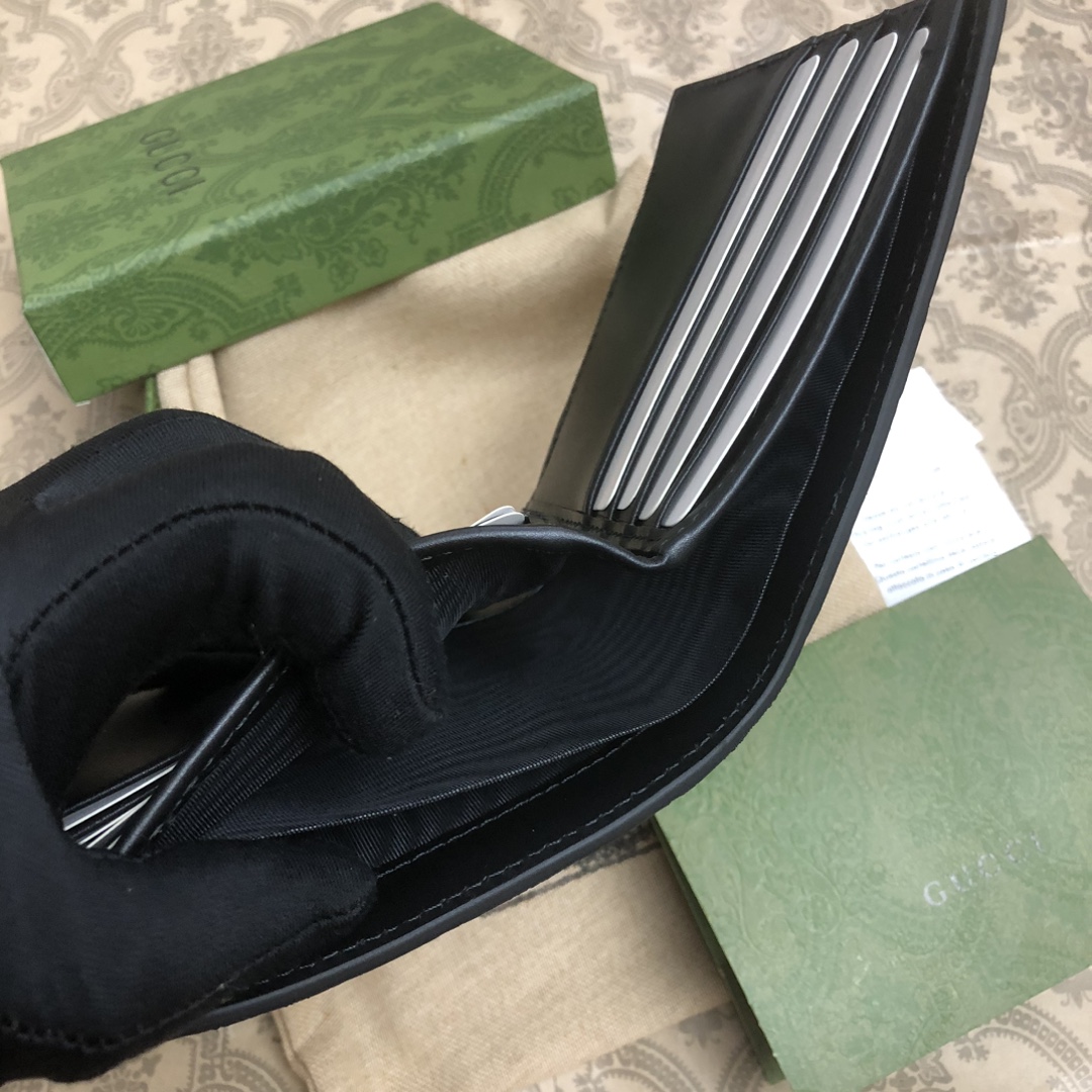 采用进口牛皮热压印花精制而成的短夹，再饰以新颖GG五金，时尚之选。实物拍摄。款号： 尺寸:11x9cm