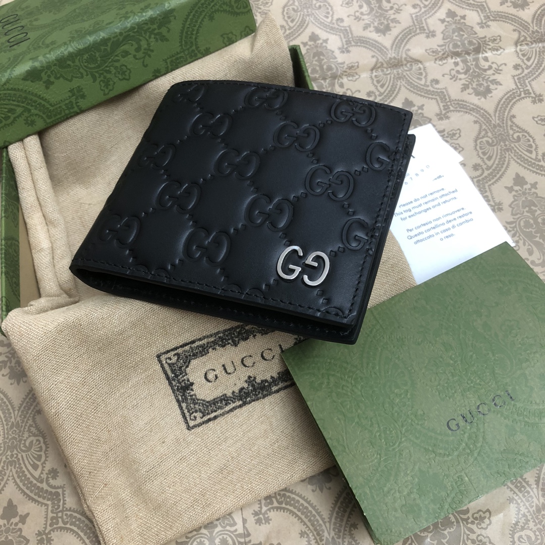 采用进口牛皮热压印花精制而成的短夹，再饰以新颖GG五金，时尚之选。实物拍摄。款号： 尺寸:11x9cm
