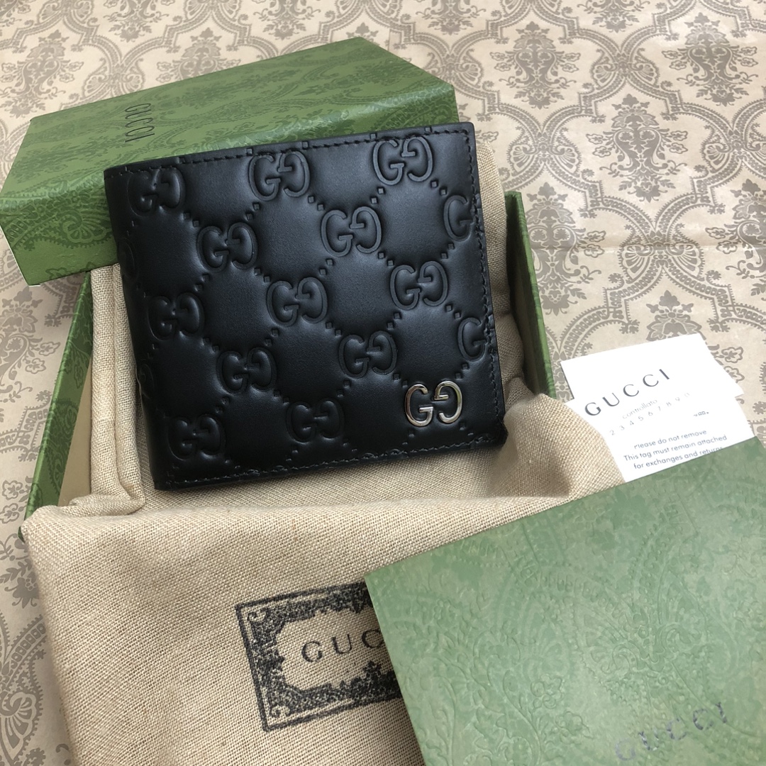 采用进口牛皮热压印花精制而成的短夹，再饰以新颖GG五金，时尚之选。实物拍摄。款号： 尺寸:11x9cm