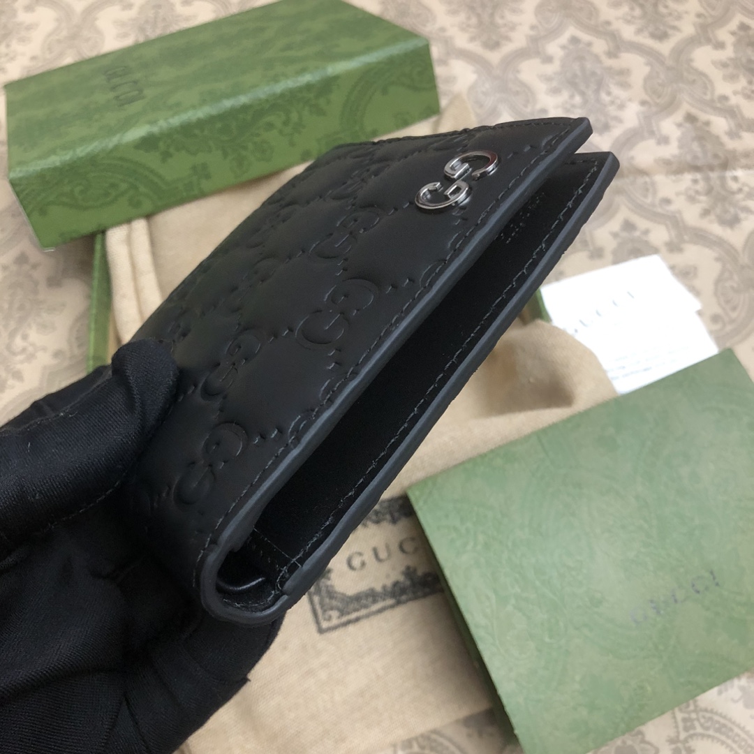 采用进口牛皮热压印花精制而成的短夹，再饰以新颖GG五金，时尚之选。实物拍摄。款号： 尺寸:11x9cm