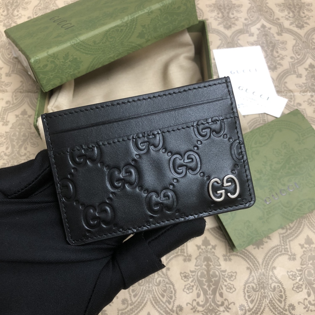 采用进口牛皮热压印花精制而成的卡片夹，再饰以新颖GG五金，时尚之选。实物拍摄。款号： 尺寸:11x7cm
