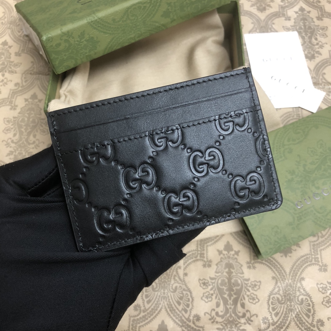 采用进口牛皮热压印花精制而成的卡片夹，再饰以新颖GG五金，时尚之选。实物拍摄。款号： 尺寸:11x7cm
