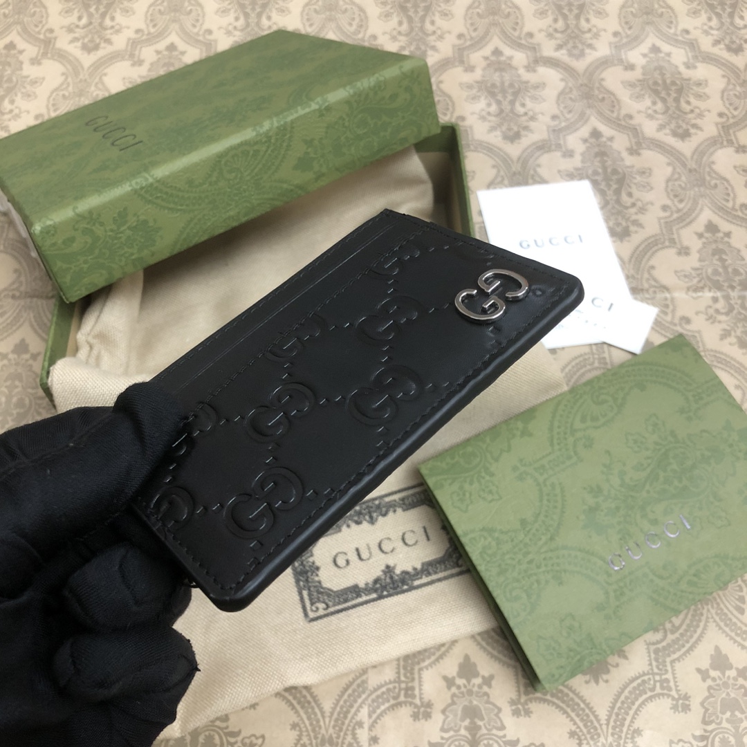 采用进口牛皮热压印花精制而成的卡片夹，再饰以新颖GG五金，时尚之选。实物拍摄。款号： 尺寸:11x7cm