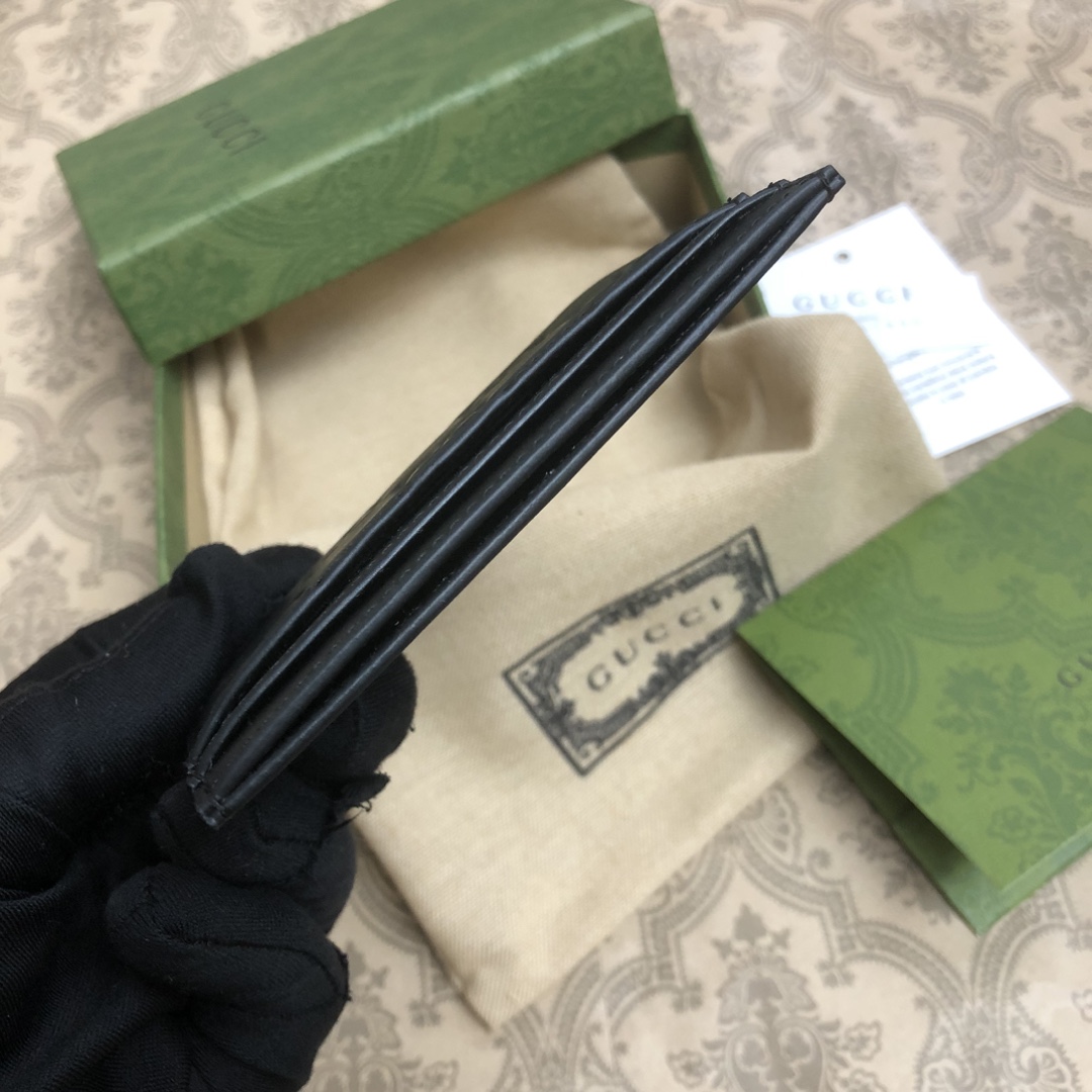 采用进口牛皮热压印花精制而成的卡片夹，再饰以新颖GG五金，时尚之选。实物拍摄。款号： 尺寸:11x7cm