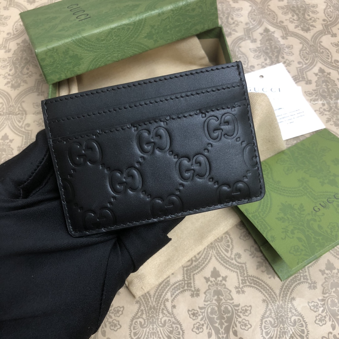由G家最具辨识性的标志 — 热压GG图案。此款小卡片夹采用进口小牛皮打造，轻便实用。款号：。尺寸：10x