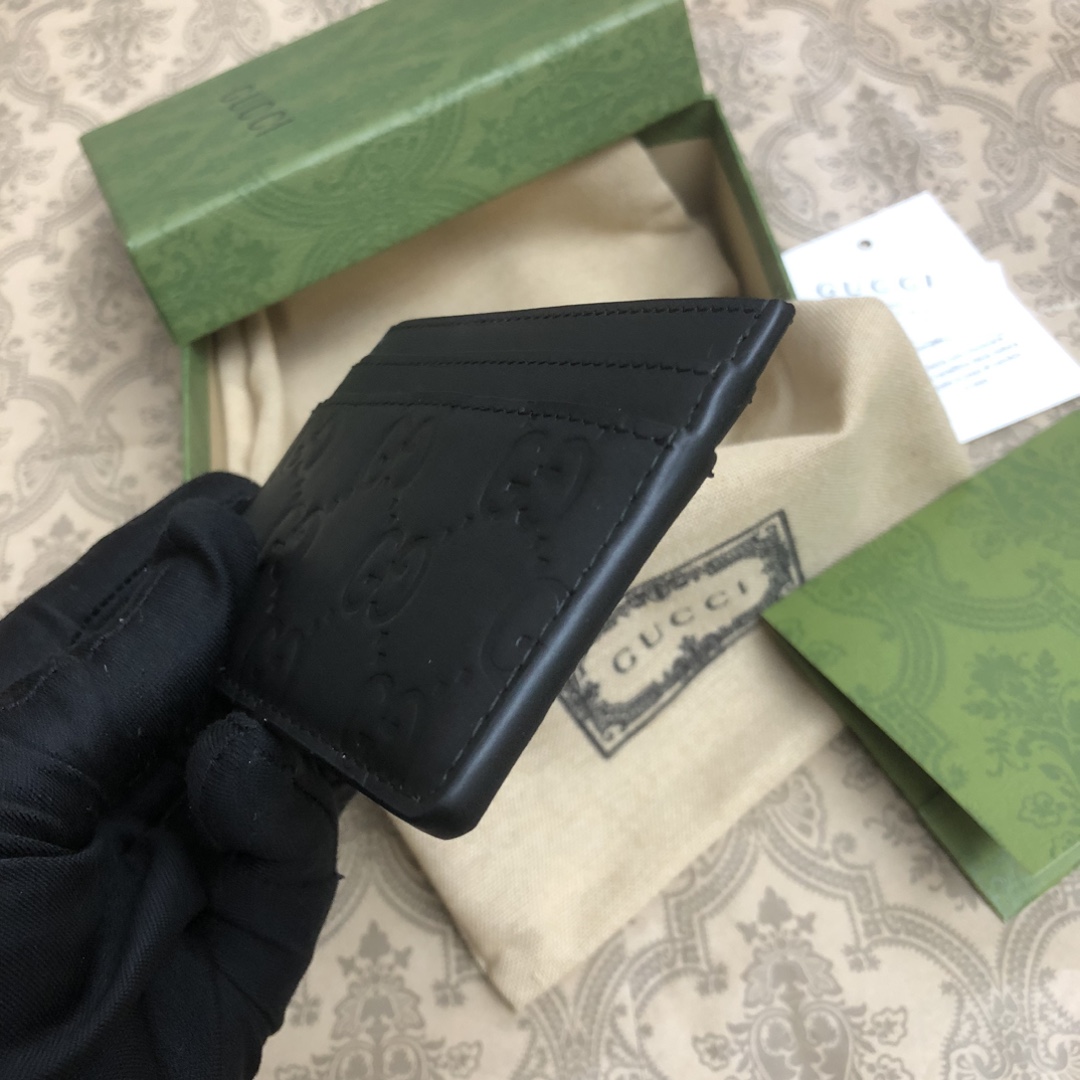由G家最具辨识性的标志 — 热压GG图案。此款小卡片夹采用进口小牛皮打造，轻便实用。款号：。尺寸：10x