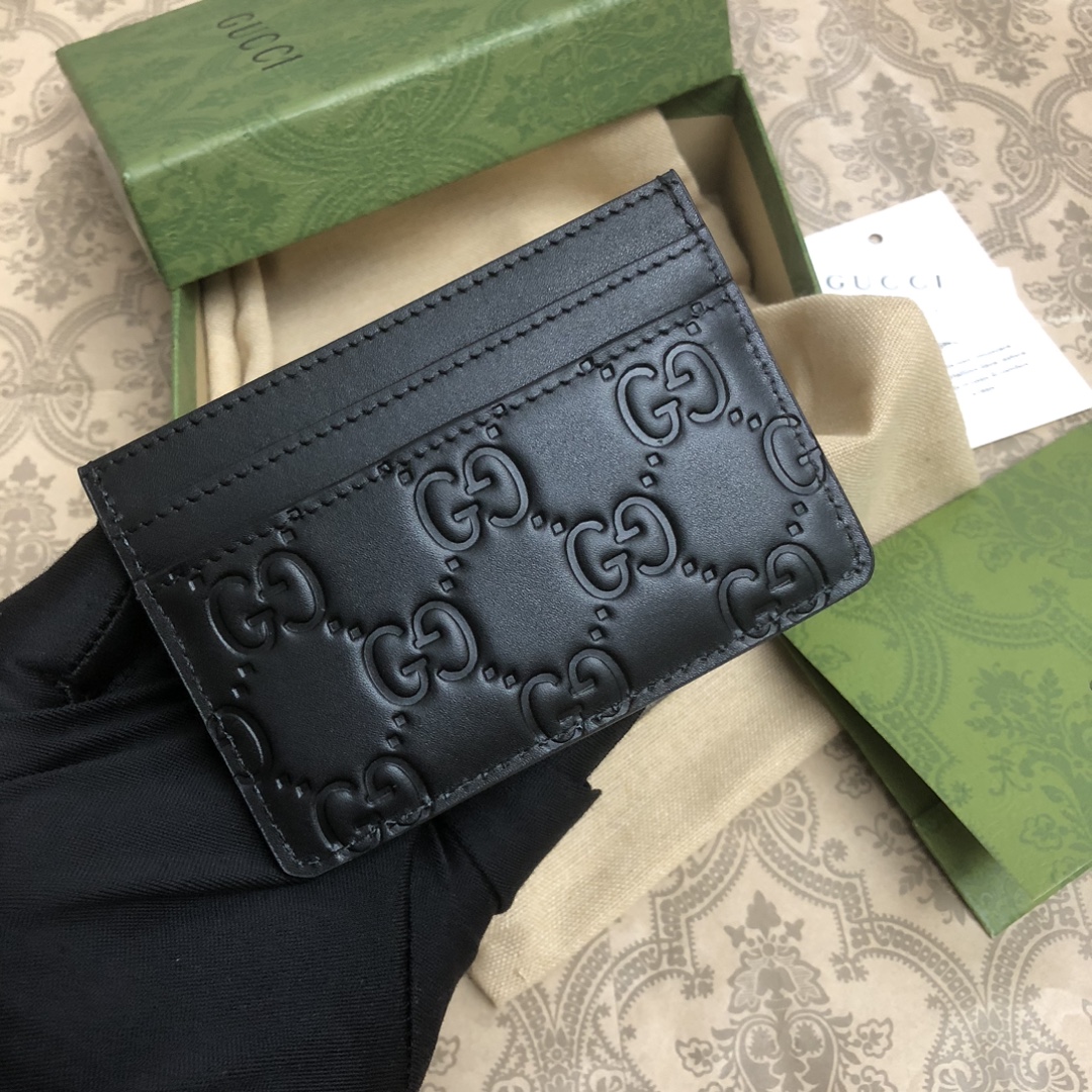 由G家最具辨识性的标志 — 热压GG图案。此款小卡片夹采用进口小牛皮打造，轻便实用。款号：。尺寸：10x