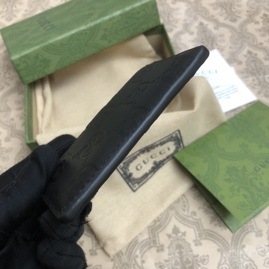由G家最具辨识性的标志 — 热压GG图案。此款小卡片夹采用进口小牛皮打造，轻便实用。款号：。尺寸：10x