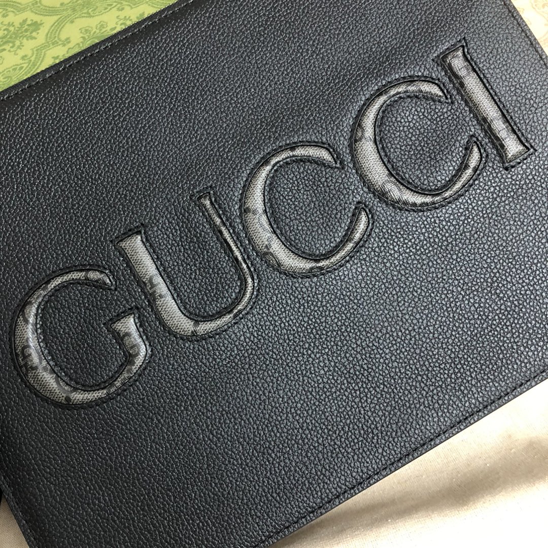 最新款男士手拿包，呈现全新面料组合，演绎一系列由皮革和Supreme帆布混搭演绎的经典旅行箱包，并将品牌