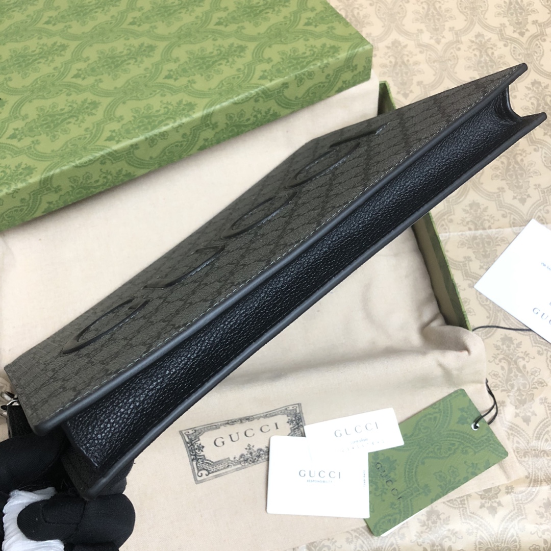 最新款男士手拿包，呈现全新面料组合，演绎一系列由皮革和Supreme帆布混搭演绎的经典旅行箱包，并将品牌