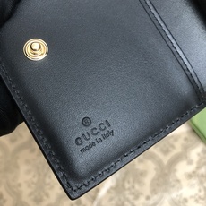 品牌创始人Guccio Gucci先生的姓名首字母缩写为皮革配饰增色添彩,将现代感十足的小皮具与Gucc 品牌创始人Guccio Gucci先生的姓名首字母缩写为皮革配饰增色添彩,将现代感十足的小皮具与Gucc