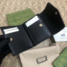 品牌创始人Guccio Gucci先生的姓名首字母缩写为皮革配饰增色添彩,将现代感十足的小皮具与Gucc 品牌创始人Guccio Gucci先生的姓名首字母缩写为皮革配饰增色添彩,将现代感十足的小皮具与Gucc
