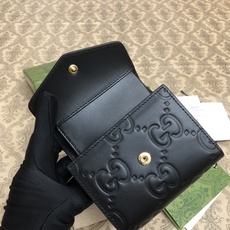 品牌创始人Guccio Gucci先生的姓名首字母缩写为皮革配饰增色添彩,将现代感十足的小皮具与Gucc 品牌创始人Guccio Gucci先生的姓名首字母缩写为皮革配饰增色添彩,将现代感十足的小皮具与Gucc