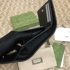 品牌创始人Guccio Gucci先生的姓名首字母缩写为皮革配饰增色添彩,将现代感十足的小皮具与Gucc 品牌创始人Guccio Gucci先生的姓名首字母缩写为皮革配饰增色添彩,将现代感十足的小皮具与Gucc