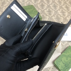 品牌创始人Guccio Gucci先生的姓名首字母缩写为皮革配饰增色添彩,将现代感十足的小皮具与Gucc 品牌创始人Guccio Gucci先生的姓名首字母缩写为皮革配饰增色添彩,将现代感十足的小皮具与Gucc