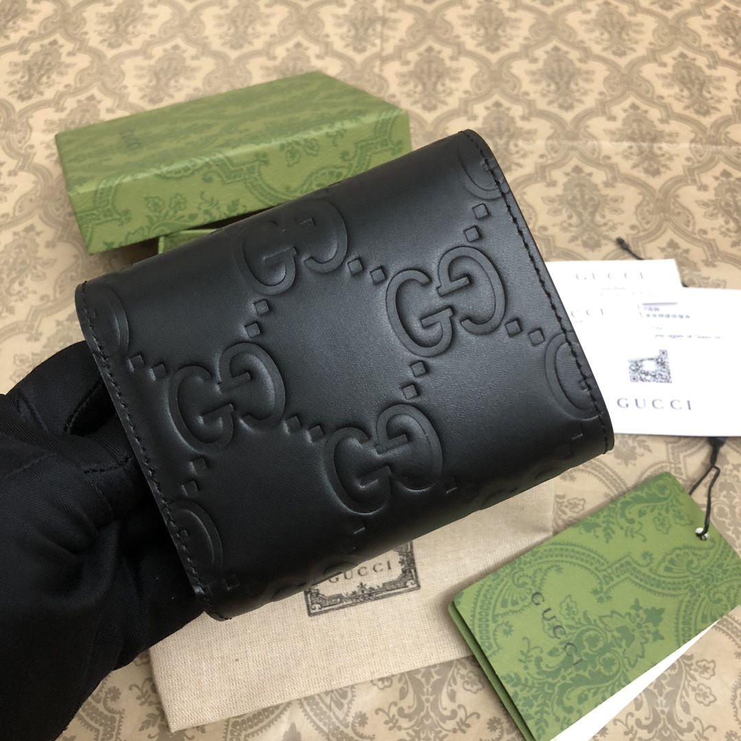 品牌创始人Guccio Gucci先生的姓名首字母缩写为皮革配饰增色添彩，将现代感十足的小皮具与Gucc