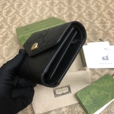 品牌创始人Guccio Gucci先生的姓名首字母缩写为皮革配饰增色添彩,将现代感十足的小皮具与Gucc 品牌创始人Guccio Gucci先生的姓名首字母缩写为皮革配饰增色添彩,将现代感十足的小皮具与Gucc