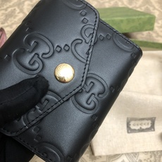 品牌创始人Guccio Gucci先生的姓名首字母缩写为皮革配饰增色添彩,将现代感十足的小皮具与Gucc 品牌创始人Guccio Gucci先生的姓名首字母缩写为皮革配饰增色添彩,将现代感十足的小皮具与Gucc