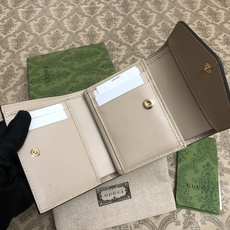 品牌创始人Guccio Gucci先生的姓名首字母缩写为皮革配饰增色添彩,将现代感十足的小皮具与Gucc 品牌创始人Guccio Gucci先生的姓名首字母缩写为皮革配饰增色添彩,将现代感十足的小皮具与Gucc