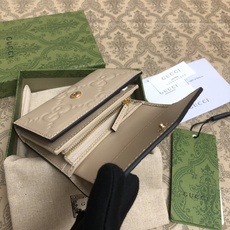 品牌创始人Guccio Gucci先生的姓名首字母缩写为皮革配饰增色添彩,将现代感十足的小皮具与Gucc 品牌创始人Guccio Gucci先生的姓名首字母缩写为皮革配饰增色添彩,将现代感十足的小皮具与Gucc
