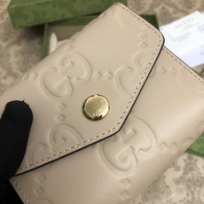 品牌创始人Guccio Gucci先生的姓名首字母缩写为皮革配饰增色添彩,将现代感十足的小皮具与Gucc 品牌创始人Guccio Gucci先生的姓名首字母缩写为皮革配饰增色添彩,将现代感十足的小皮具与Gucc